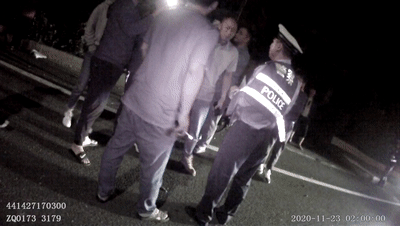 蕉岭男子阻碍正常执法还拉扯警服！想挑战公安？