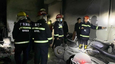 公寓失火，丰顺消防浓烟中救出8名被困人员！