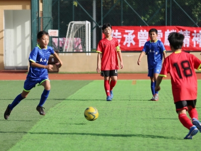 8校球队交流球技！第十三届九龙杯校园足球赛开幕  