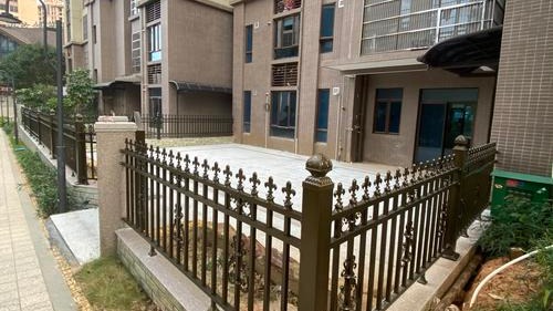 小区公共绿地变成私人“小花园”！相关部门这样回应...