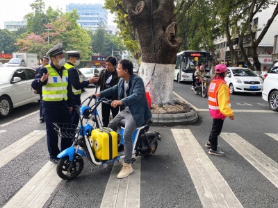 警民联合，安全感Max！快递小哥化身交通志愿者，争当城市治理“轻骑兵”