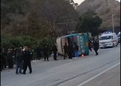 兴宁一中巴车侧翻，3人受伤！事发时车上有15名司乘人员