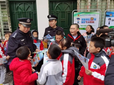 警旗飘扬护航校园！梅江警方走进江南育才小学开展防范电信诈骗活动
