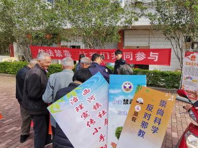 圩日摆摊，他们专“送”法律安全知识