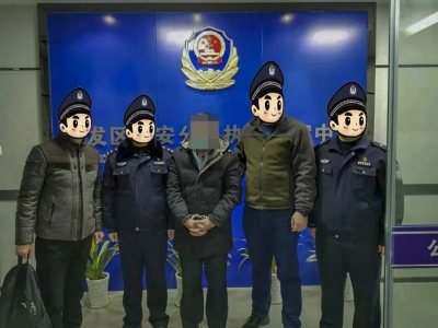 报复他人致其死亡，潜逃17年后，终于跟家乡警察合照了！