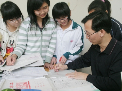 坚守讲台二十余载  潜心教研匠心育人  ——记2020年广东省劳动模范江中伟