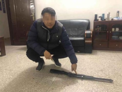 男子向朋友炫耀“新玩具”，街上调试气枪时“偶遇”民警...