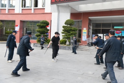 两名“歹徒”手持棍棒闯入校园？原来他们只是为了做这件事！