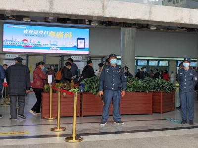 感谢你们的全程坚守！他们用“保安蓝”默默守护着全城的万家灯火...