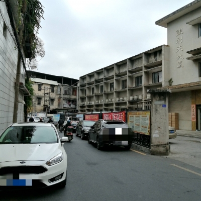 霸道！梅城这里的“钉子户”硬是把两车道“挤”成了一车道