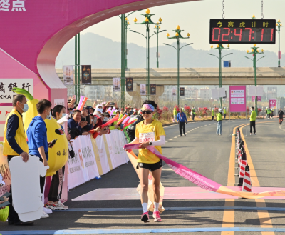 全马女子冠军是她！用时2小时47分11秒！