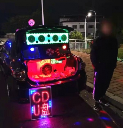 路边兜售1053张音乐光碟，全是盗版的！警察叔叔喊你了