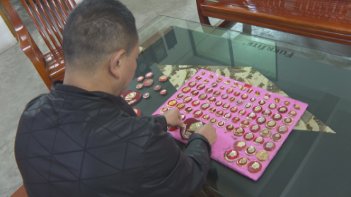 为后代留下时代印记~像章“达人”郭林辉有个“办展梦”