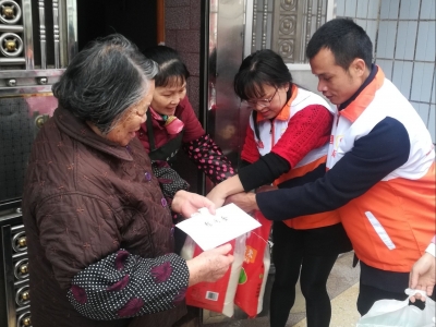 为高龄老人送冬日的温暖，梅县这群志愿者在行动...