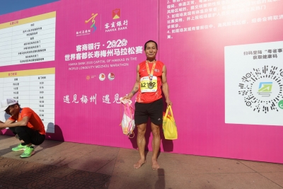 “热血英雄”牛建兵赤脚跑梅马：继续走遍全国，坚持公益宣传！