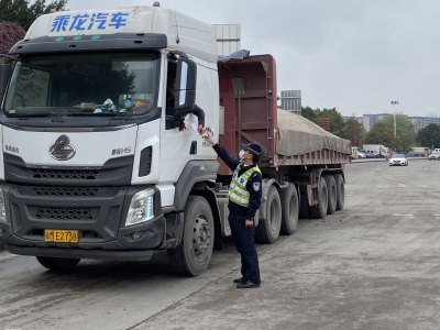 货车司机注意了，梅城铁腕整治违法超限超载货车上高速！