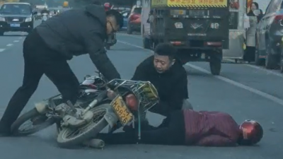 丰顺一女子骑车倒地，两“小哥”伸出援手...视频记录下了这暖心一幕