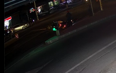 两辆摩托在等红绿灯时被“飞车”撞倒，3人受伤...