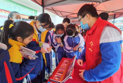 携手防疫抗艾，共担健康责任！梅县区举行“世界艾滋病日”宣传进校园活动