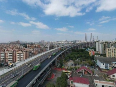 广东洛溪大桥拓宽工程发生滑落事件，无人员伤亡