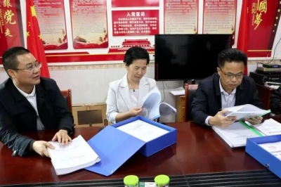 张红梅、刘广明到洲瑞镇督查脱贫攻坚工作