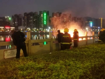冒浓烟！梅城归读公园景观灯带疑短路起火，消防员及时赶到现场…