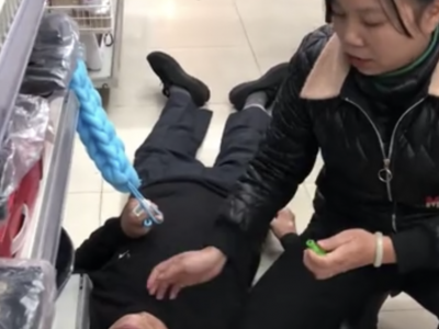 六旬老人逛超市突发抽搐，危急时刻，她的这一举动暖人心！