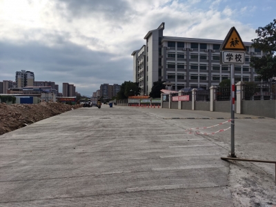 是谁？悄悄修好了梅县区德兴小学门前这条泥路？群众拍手称快！