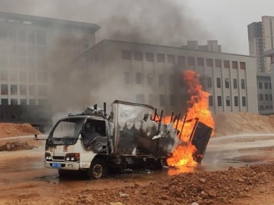 被燃烧剩一个车架！蕉岭一装载柴油的加油车自燃