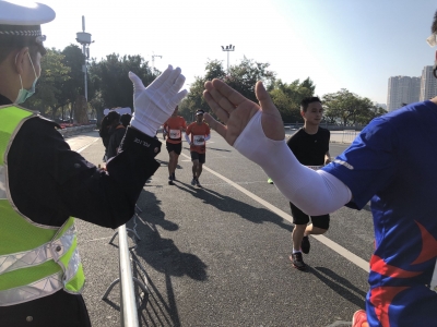 梅马开跑，群众热情助威！