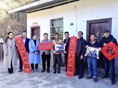 新年伊始，他们给老党员送来“幸福照片”！