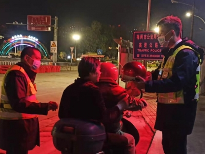 捏把汗！年迈老人迷路高速公路梅城城西收费站，幸好有他们...