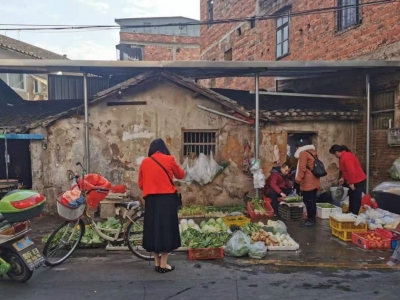 环境脏乱差还塞车！梅城这里的“马路市场”何时能还路于民？