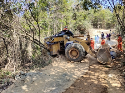 铲车翻下坡，驾驶室被压扁司机身亡！
