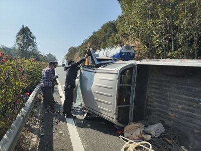 梅河高速路上，五华民警果断砸破车窗！只为...