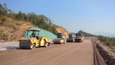 预计8月份通车！G206线平远绕城段进入路面摊铺施工阶段  