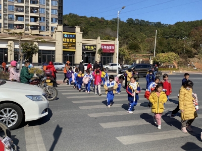 校门口没有红绿灯，学生只能这样过马路，家长：揪心！