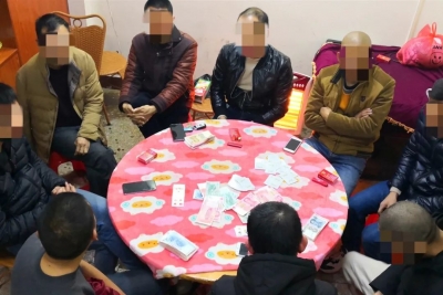 梅县一装饰店内16人聚众赌博，警方突击一锅端...