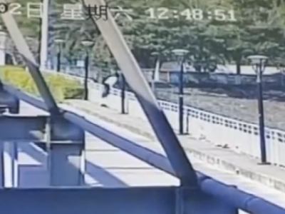 可惜！一女子反反复复16次，最终跳了下去...