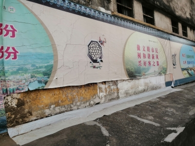 这样的“风景”不美！梅城八一大道公益宣传条幅多处撕裂破损