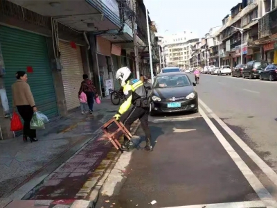 @兴宁人，发现私自占用公共停车位可打110举报！
