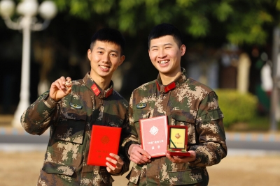 军地互动！“报喜”小分队为家属送去温暖，而官兵们收到了这些...