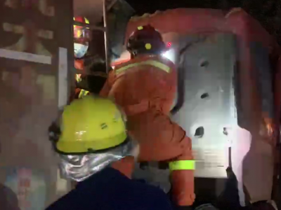 货车撞上山坡，司机受伤被困车内...消防指战员来了！