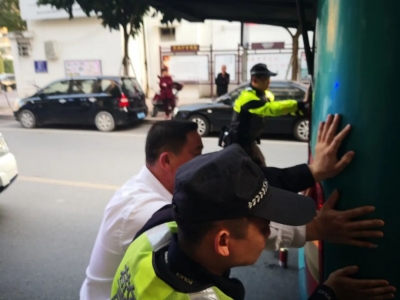 急！大巴突发故障阻碍交通！稳，大埔公安交警出现了！