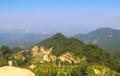 行走梅江丨银窿横黛色 数峰出云间