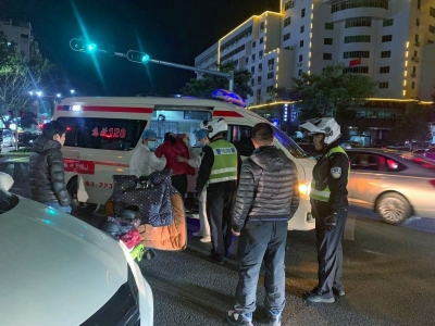 交警下班后不回家？背后的故事太感人...