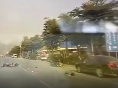 警示！丰顺一摩托车被撞飞，这样过马路要不得...