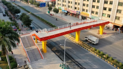再添“橙白相间”风景线！丰顺县金湖路段人行天桥建成通行