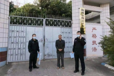 男子在果园里焚烧草秆，劝阻无果还扬言要放火烧山？拘了！