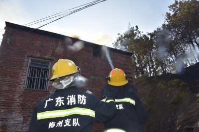 五华一民房失火：火灾已扑灭，无人伤亡